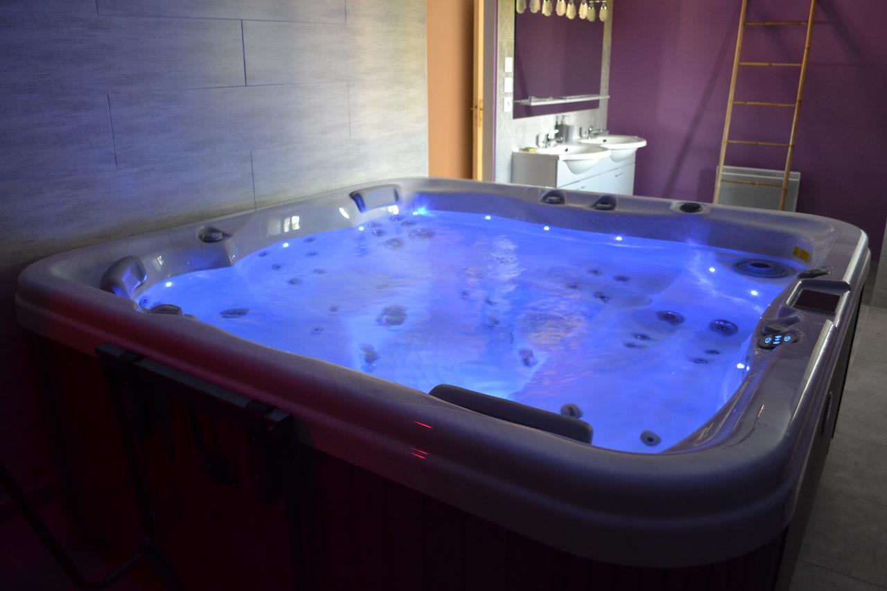 Au Coeur Du Bien-Etre, Chalet Avec Piscine Chauffee Et Couverte, Spa, Sauna, Massages Монто Экстерьер фото